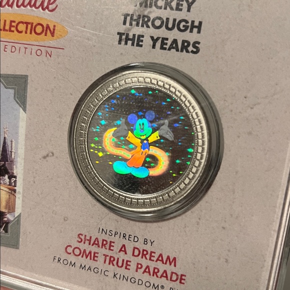 Disney Magical Parade Medallion (Limited Edition 83 of 2500) - Picture 3 of 3